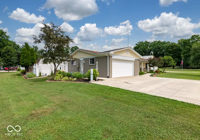 Photo 3 of Single family home for sale at 658 S Fulton St, Clinton, IN 47842 | MLS# 22117566 | Listing updated on 2026-07-31