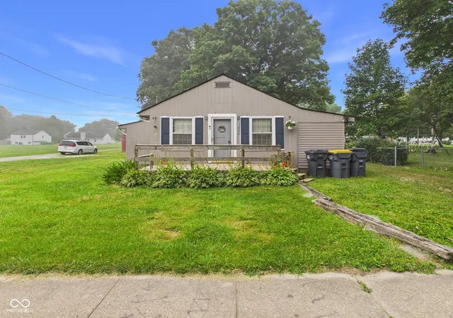 Photo 3 of Sale Pending at 2611 E 10th Street, Anderson, IN 46012 | MLS# 22117581 | Listing updated on 2026-08-31