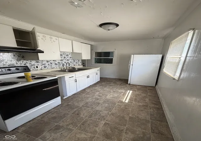 Photo 4 of Sale Pending at 801 N Grant Ave, Indianapolis, IN 46201 | MLS# 22117595 | Listing updated on 2026-10-07