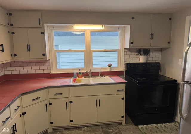 Photo 4 of Sale Pending at 421 Union St, Hope, IN 47246 | MLS# 22117610 | Listing updated on 2026-09-14