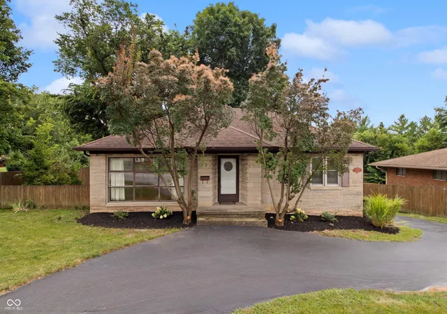 1st image of 627 E Main St, Plainfield, IN 46168 | MLS# 22117678