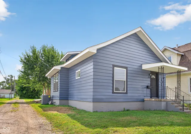 Photo 3 of Sale Pending at 106 S Pine St, Crawfordsville, IN 47933 | MLS# 22117783 | Listing updated on 2026-09-20
