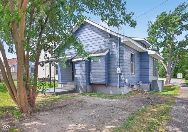 Photo 4 of Sale Pending at 106 S Pine St, Crawfordsville, IN 47933 | MLS# 22117783 | Listing updated on 2026-09-20