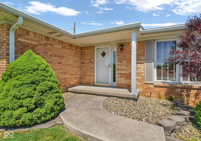 Photo 3 of Single family home for sale at 4881 E Us Hwy 40, Greencastle, IN 46135 | MLS# 22117799 | Listing updated on 2026-09-16