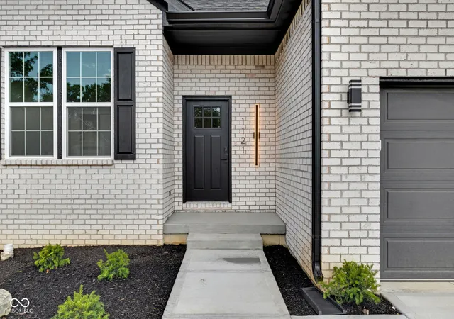 Photo 3 of Single family home for sale at 1121 Brookside Ct, Avon, IN 46123 | MLS# 22117820 | Listing updated on 2026-08-27