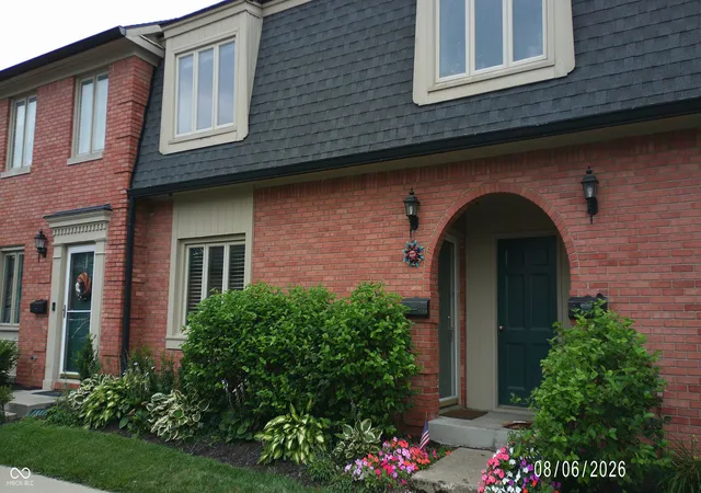 1st image of 1149 Canterbury Sq S #1149, Indianapolis, IN 46260 | MLS# 22117847