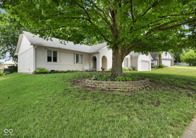 2nd image of 609 La Reforma Dr, Greenwood, IN 46143 | MLS# 22117855