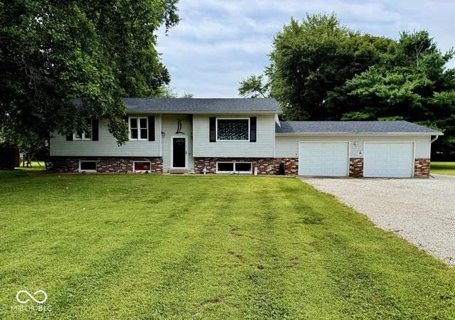 Single family home for sale at 1564 W Sitting Bull Dr, Terre Haute, IN 47802 | MLS# 22117913