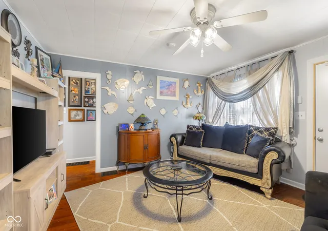 Photo 3 of Sale Pending at 2220 Union St, Columbus, IN 47201 | MLS# 22117968 | Listing updated on 2026-08-13