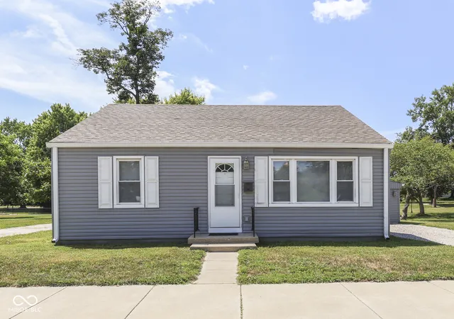 1st image of 420 S Main St, Franklin, IN 46131 | MLS# 22117975