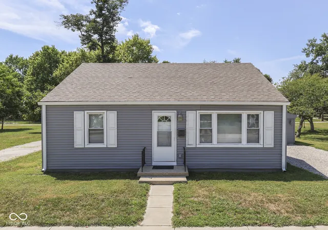 Photo 4 of Single family home for sale at 420 S Main St, Franklin, IN 46131 | MLS# 22117975 | Listing updated on 2026-09-29