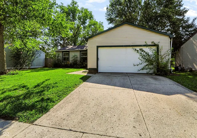 Photo 2 of Single family home for sale at 916 Waring Dr E, Indianapolis, IN 46229 | MLS# 22118021 | Listing updated on 2026-09-04