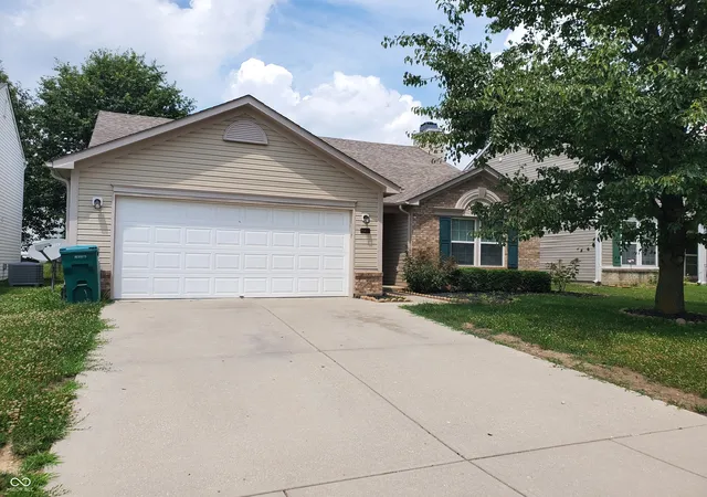 Photo 2 of Single family home for sale at 10450 Lookout Ln, Indianapolis, IN 46234 | MLS# 22118054 | Listing updated on 2026-08-28