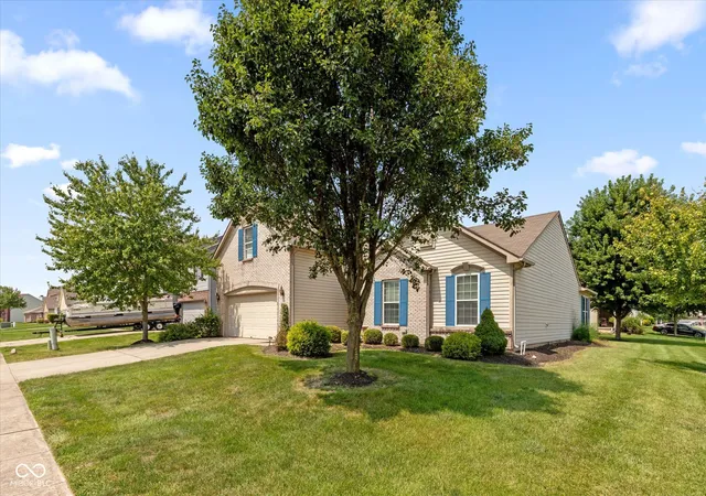 2nd image of 1322 Landsbrook Dr, Indianapolis, IN 46260 | MLS# 22118092