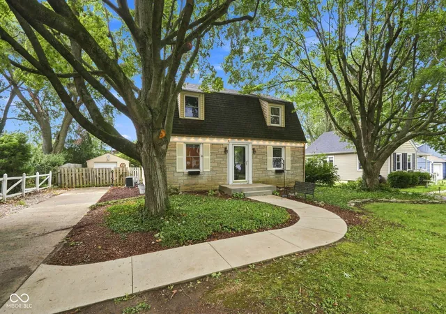Photo 3 of Sale Pending at 117 Orchard Ln, Greenwood, IN 46142 | MLS# 22118093 | Listing updated on 2026-10-03