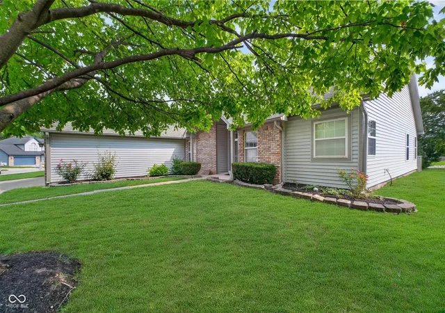 Photo 3 of Sale Pending at 315 Cobblesprings Ct, Avon, IN 46123 | MLS# 22118172 | Listing updated on 2026-08-19