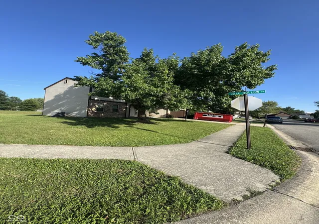 Photo 3 of Single family home for sale at 1129 Fontana Ct, Indianapolis, IN 46229 | MLS# 22118198 | Listing updated on 2026-09-25