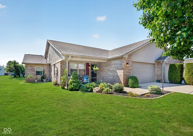 2nd image of 1736 Magnolia Dr, Greenwood, IN 46143 | MLS# 22118357
