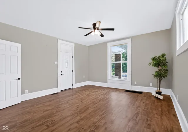 Photo 3 of Single family home for sale at 1507 Lafayette Ave, Columbus, IN 47201 | MLS# 22118605 | Listing updated on 2026-09-22