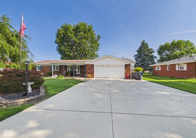 1st image of 814 Rustic Rd, Anderson, IN 46013 | MLS# 22118708