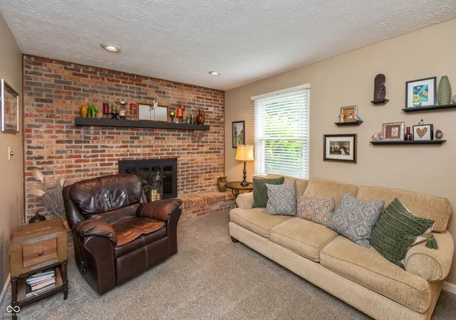 Photo 3 of Sale Pending at 33 Fairlane Dr, Brownsburg, IN 46112 | MLS# 22118749 | Listing updated on 2026-08-22