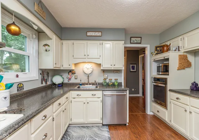 Photo 4 of Sale Pending at 33 Fairlane Dr, Brownsburg, IN 46112 | MLS# 22118749 | Listing updated on 2026-08-22