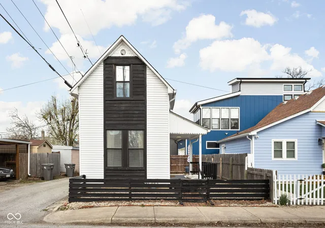 Photo 3 of Sale Pending at 810 Grove Ave, Indianapolis, IN 46203 | MLS# 22118834 | Listing updated on 2026-08-25