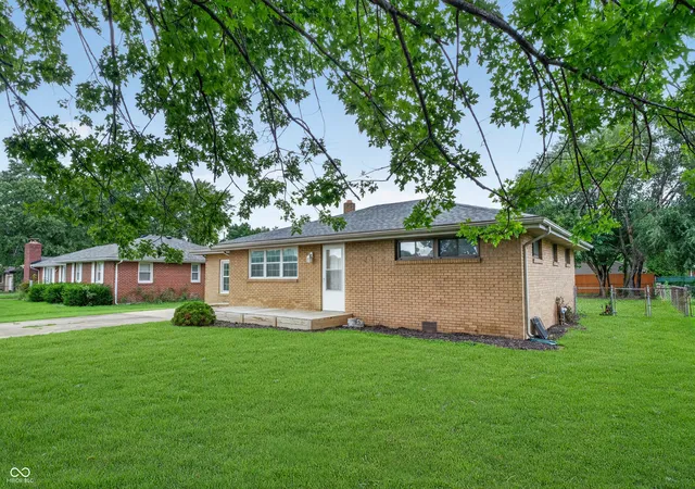 1st image of 726 E School St, Anderson, IN 46012 | MLS# 22118846
