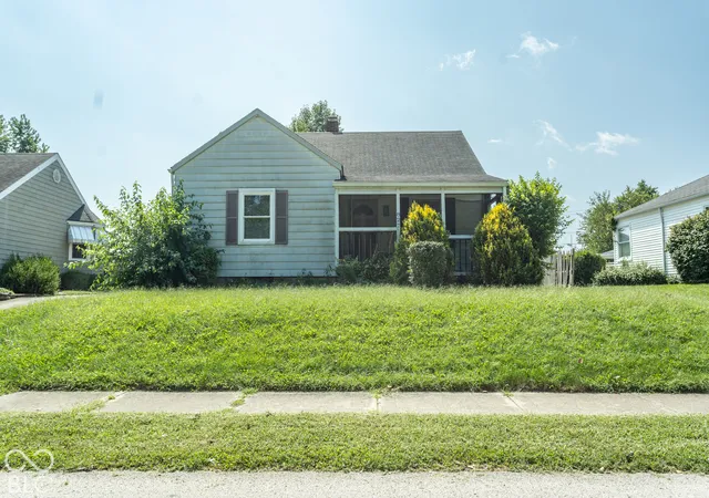 Photo 1 of Single family home for sale at 827 S Parkway Dr, Anderson, IN 46013 | MLS# 22118909 | Listing updated on 2026-09-23