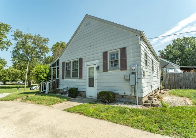 Photo 2 of Single family home for sale at 827 S Parkway Dr, Anderson, IN 46013 | MLS# 22118909 | Listing updated on 2026-09-23