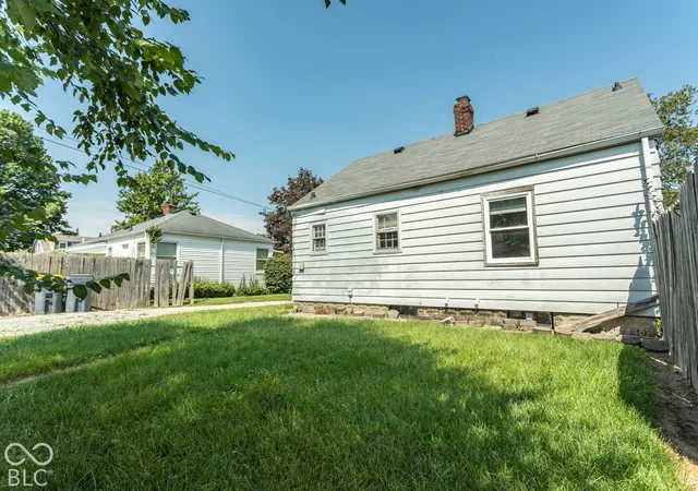 Photo 3 of Single family home for sale at 827 S Parkway Dr, Anderson, IN 46013 | MLS# 22118909 | Listing updated on 2026-09-23