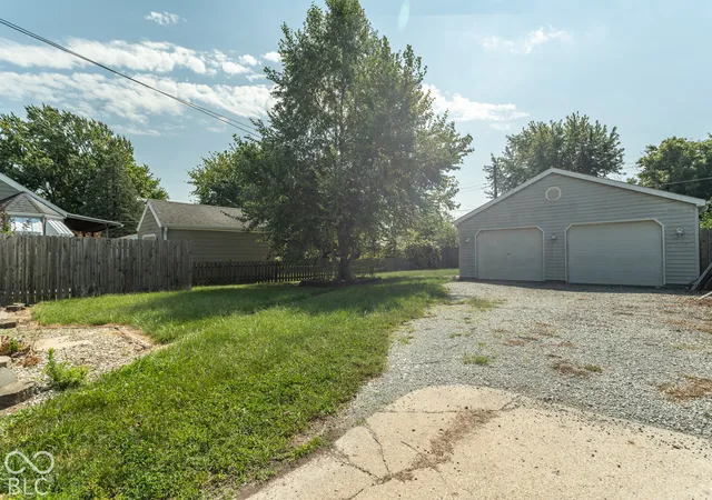 Photo 3 of Single family home for sale at 827 S Parkway Dr, Anderson, IN 46013 | MLS# 22118909 | Listing updated on 2026-09-23