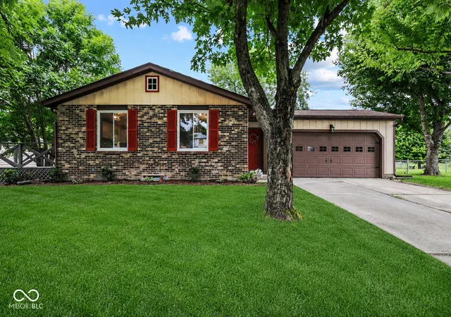 1st image of 8230 Autumn Mill Ln, Indianapolis, IN 46256 | MLS# 22118922
