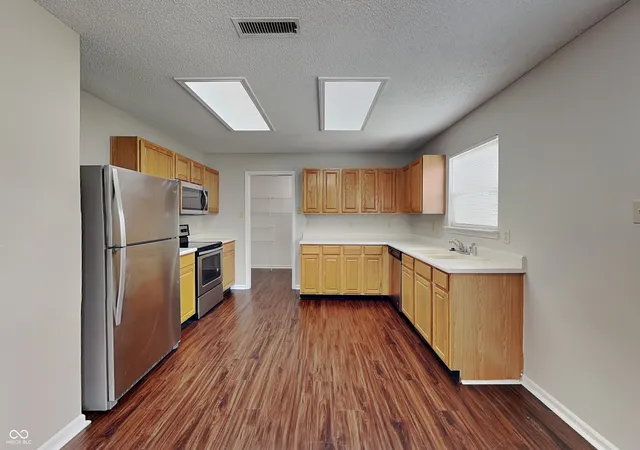 Photo 4 of Sale Pending at 2233 Summerfield Dr, Plainfield, IN 46168 | MLS# 22118962 | Listing updated on 2026-09-22