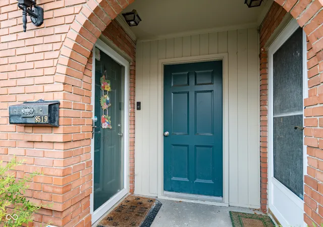 1st image of 8519 Canterbury Sq E, Indianapolis, IN 46260 | MLS# 22119000