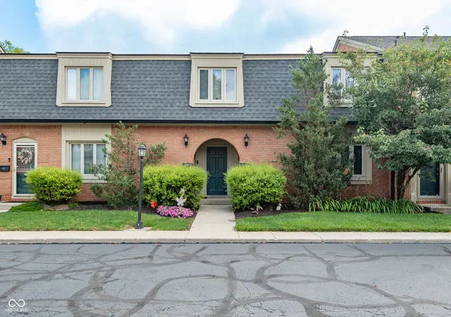 2nd image of 8519 Canterbury Sq E, Indianapolis, IN 46260 | MLS# 22119000
