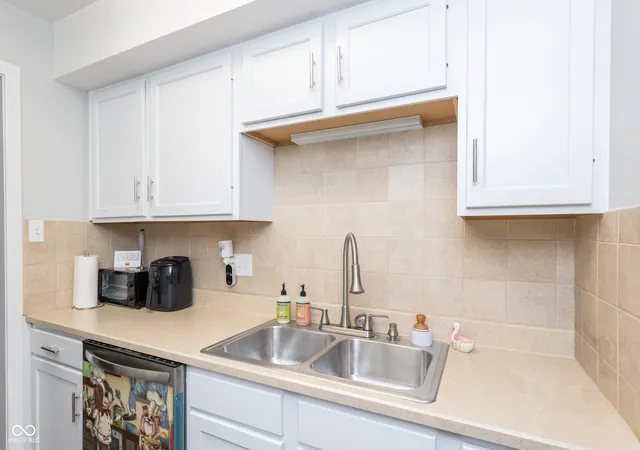 4th image of 8519 Canterbury Sq E, Indianapolis, IN 46260 | MLS# 22119000