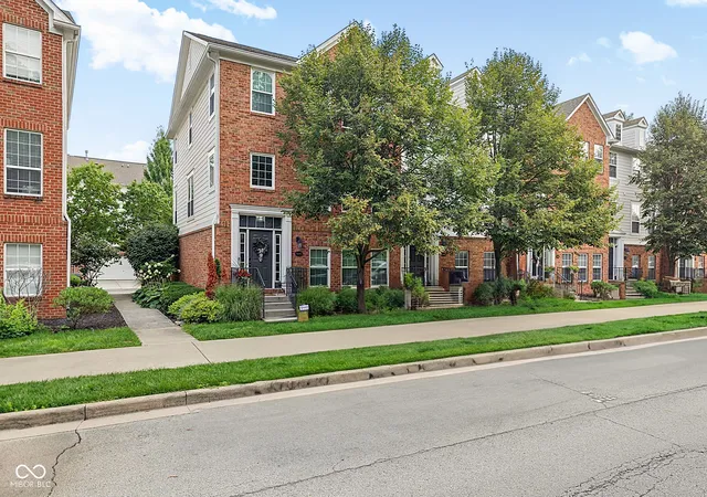 Photo 3 of Sale Pending at 1098 Cavendish Dr, Carmel, IN 46032 | MLS# 22119064 | Listing updated on 2026-09-14