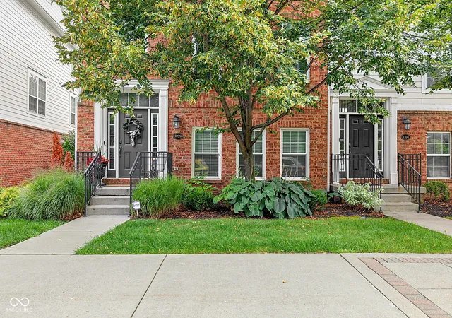 Photo 4 of Sale Pending at 1098 Cavendish Dr, Carmel, IN 46032 | MLS# 22119064 | Listing updated on 2026-09-14