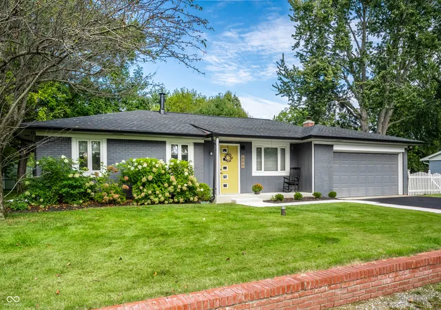 Single family home for sale at 644 Lakeview Dr, Zionsville, IN 46077 | MLS# 22119108