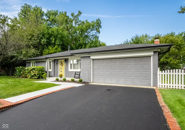Photo 3 of Single family home for sale at 644 Lakeview Dr, Zionsville, IN 46077 | MLS# 22119108 | Listing updated on 2026-10-03