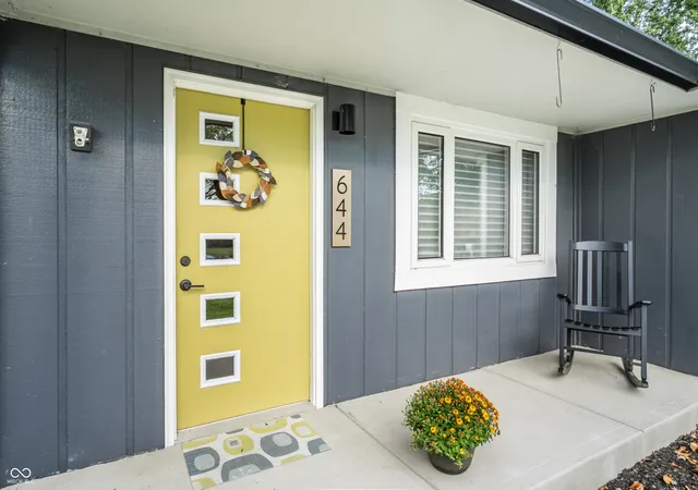 Photo 1 of Single family home for sale at 644 Lakeview Dr, Zionsville, IN 46077 | MLS# 22119108 | Listing updated on 2026-10-03