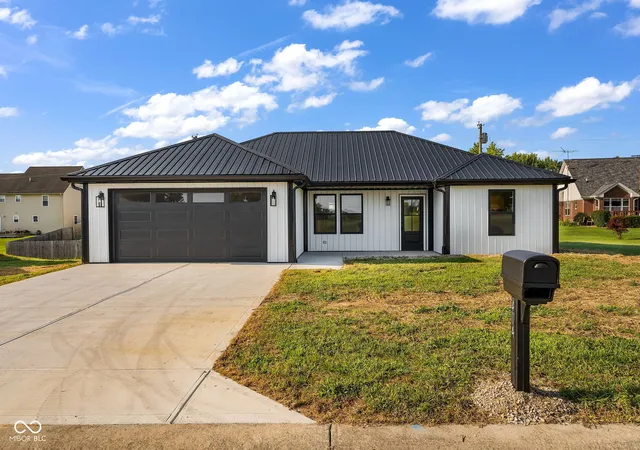 1st image of 404 E College St, Bainbridge, IN 46105 | MLS# 22119111