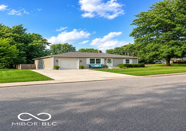 1st image of 604 W Clinton St, Danville, IN 46122 | MLS# 22119140