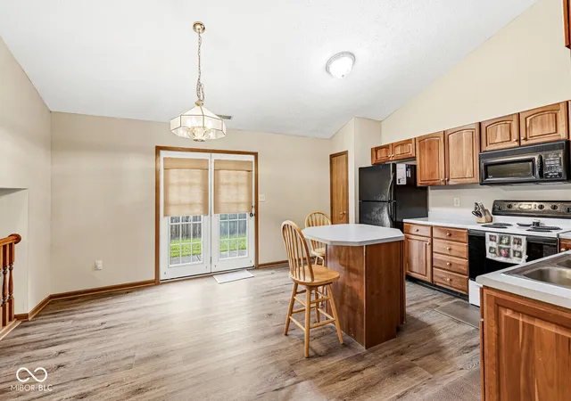 Photo 3 of Sale Pending at 900 Elmwood Dr, Franklin, IN 46131 | MLS# 22119164 | Listing updated on 2026-08-22