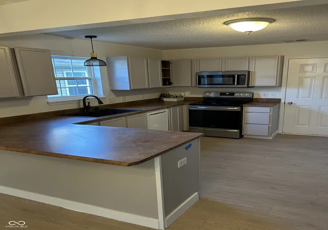 3rd image of 1406 Bluff View Ct, Indianapolis, IN 46217 | MLS# 22119197