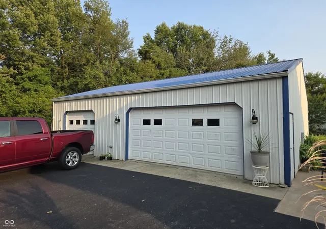 Photo 3 of Sale Pending at 2960 S Miller St, Shelbyville, IN 46176 | MLS# 22119217 | Listing updated on 2026-09-28