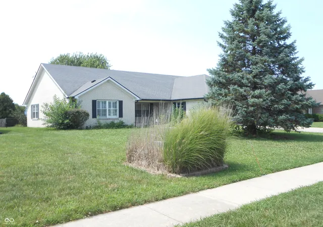 Photo 3 of Single family home for sale at 4140 S Danita Ct, New Palestine, IN 46163 | MLS# 22119224 | Listing updated on 2026-09-21
