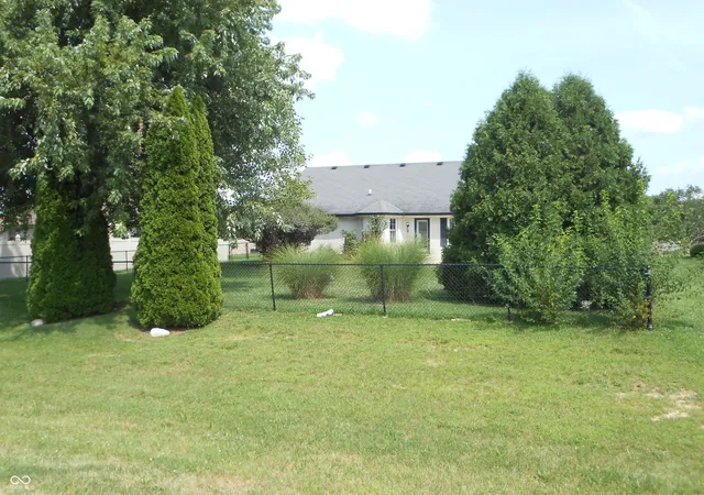 Photo 4 of Single family home for sale at 4140 S Danita Ct, New Palestine, IN 46163 | MLS# 22119224 | Listing updated on 2026-09-21