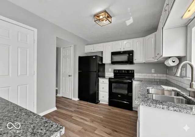 Photo 4 of Single family home for sale at 3923 Planewood Dr, Indianapolis, IN 46235 | MLS# 22119247 | Listing updated on 2026-10-08
